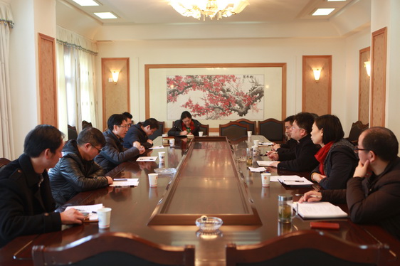 举行座谈.JPG