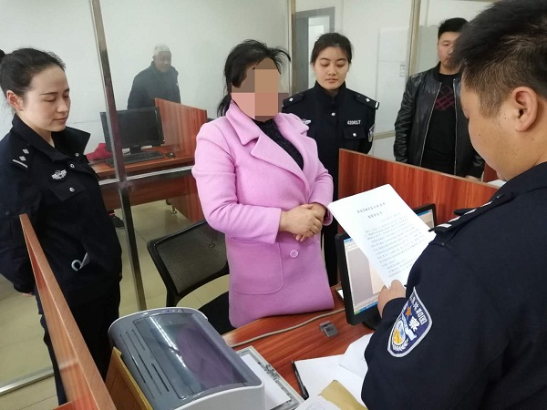 宣读拘留决定书.jpg