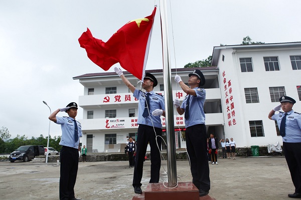 升国旗.JPG