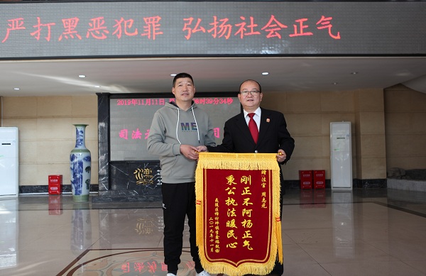 当事人与法官合影.jpg