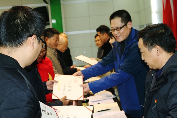 颁发证书.jpg