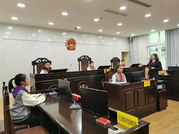前往庭审区体验.jpg
