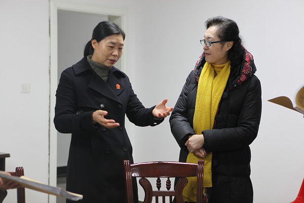 彭少玲（左）向程朝蓉（右）介绍秭归法院家事调解工作室.JPG