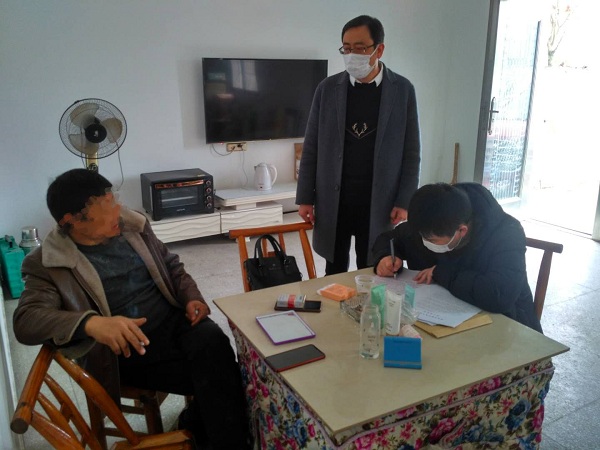 执行干警前往当事人家中.jpg