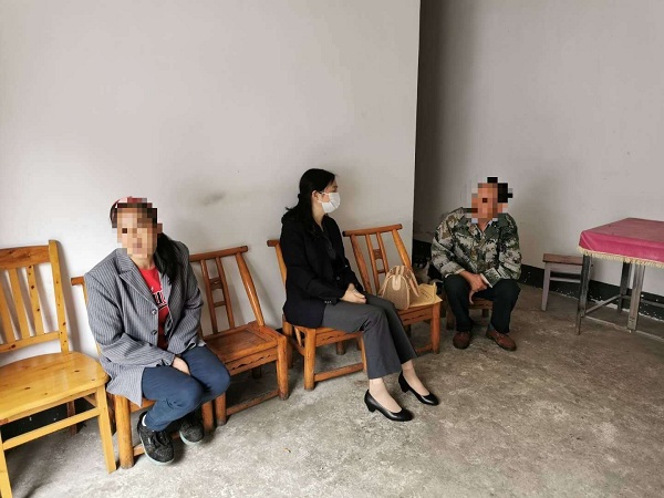 法官来到当事人家中了解情况.jpg
