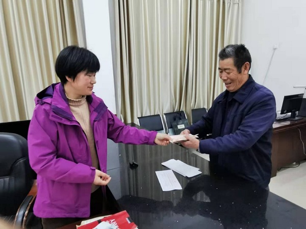 袁某来到法庭领取欠款.jpg