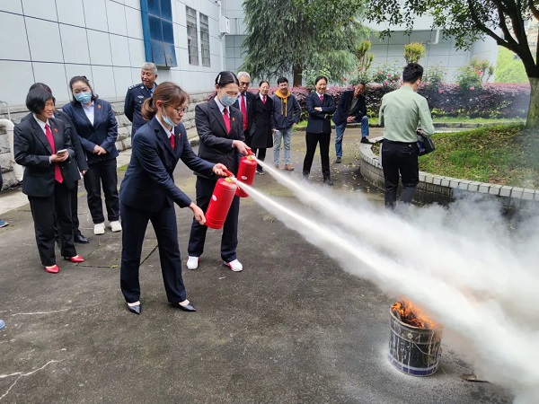 干警学习使用灭火器.webp.jpg