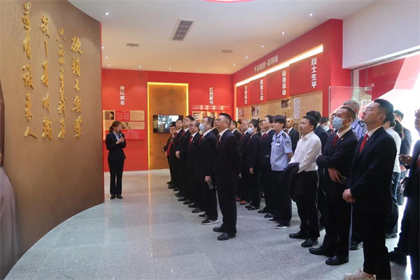 参观展厅.jpg