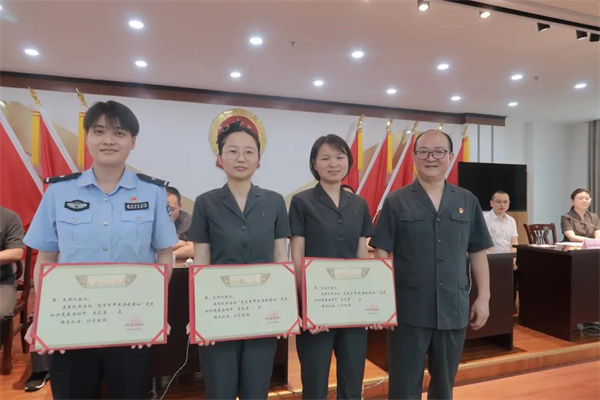 颁发奖状1.jpg
