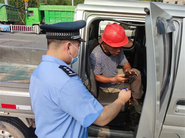 余磊同志开始首班执勤.jpg