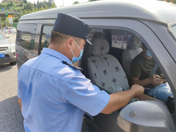 不漏一人，不漏一车1.jpg