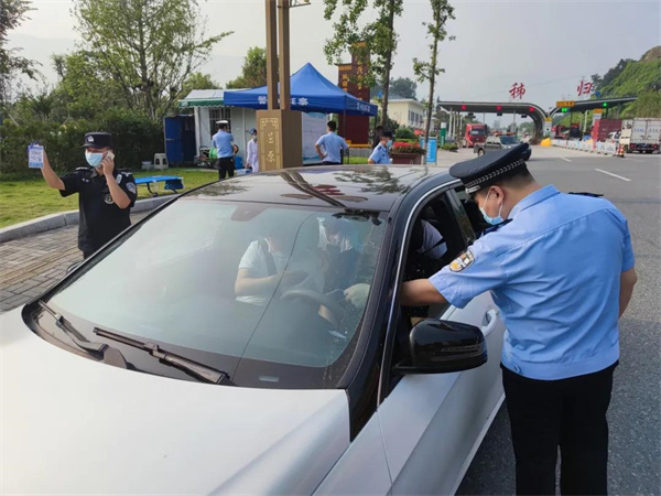 不漏一人，不漏一车2.jpg