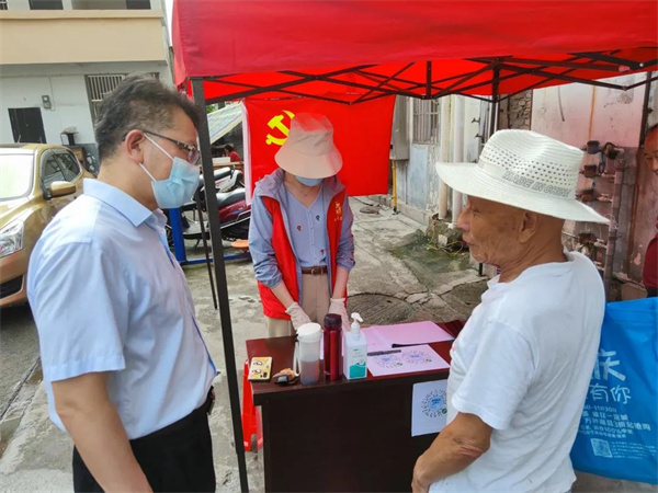 梅昌元同志慰问一线干警.jpg