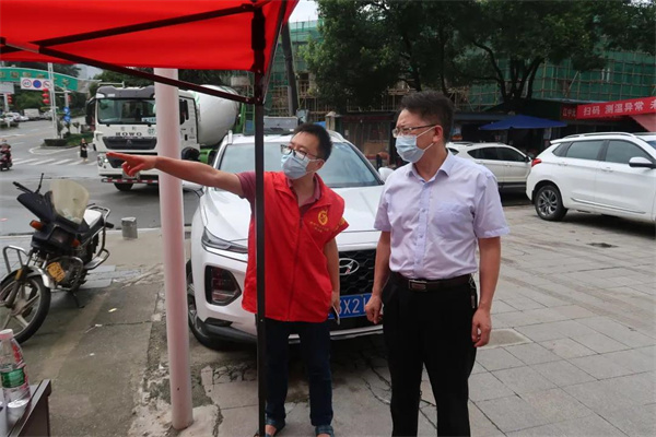 梅昌元同志慰问一线干警3.jpg