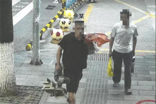 余某作案后被高清摄像头拍下.jpg