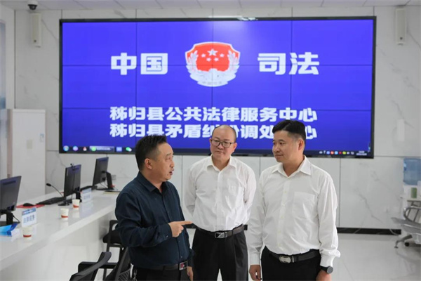 廖厚坤（左一）、周志元（左二）与骆伟（右一）交流矛调中心工作情况.jpg
