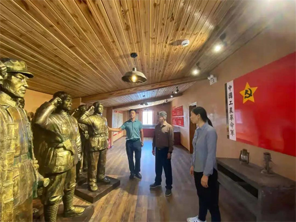 骆伟参观马营红色教育研学基地.jpg