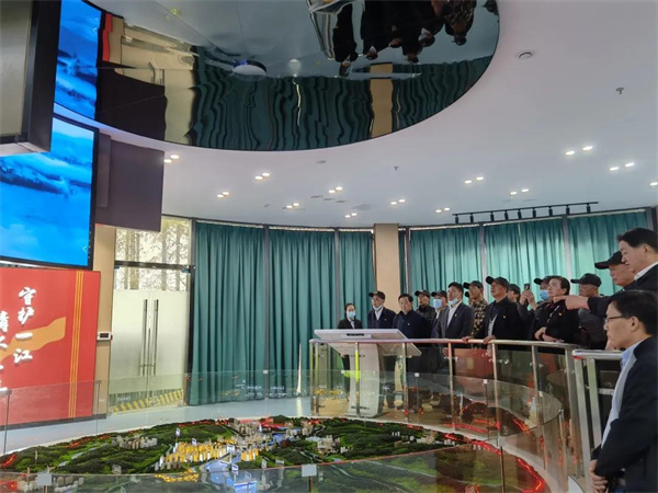 参观长江大保护教育基地4.jpg