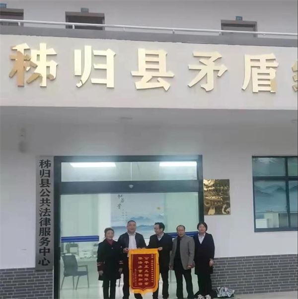 双方在矛调中心前合影.jpg