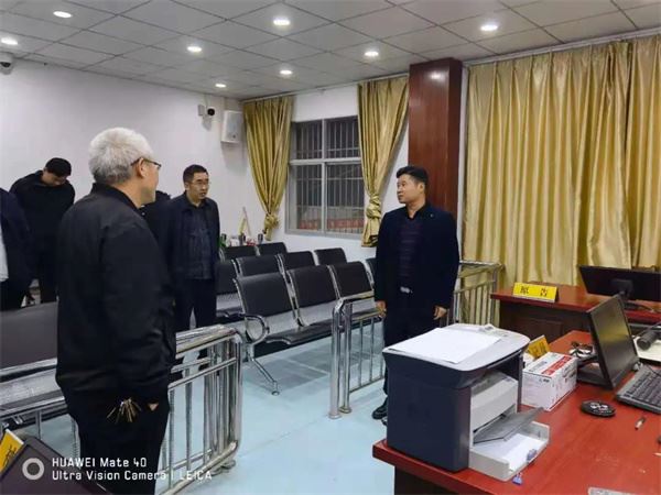 骆伟同志（右一）到杨林桥法庭调研.jpg