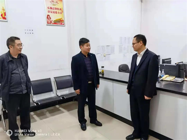骆伟同志（左二）到沙镇溪法庭调研.jpg