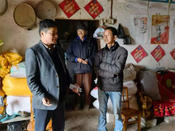 骆伟同志（左一）走访帮扶户.jpg