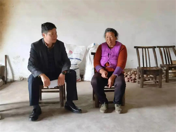 骆伟同志（左一）走访帮扶户1.jpg