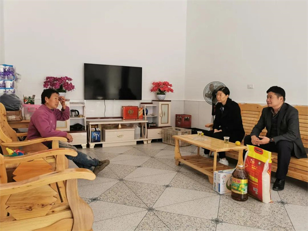骆伟同志（右一）、彭少玲同志（左二）走访帮扶户.jpg