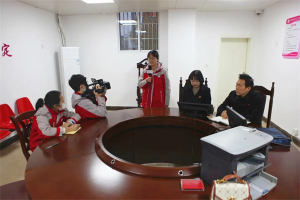 “小小记者团”采访中.jpg