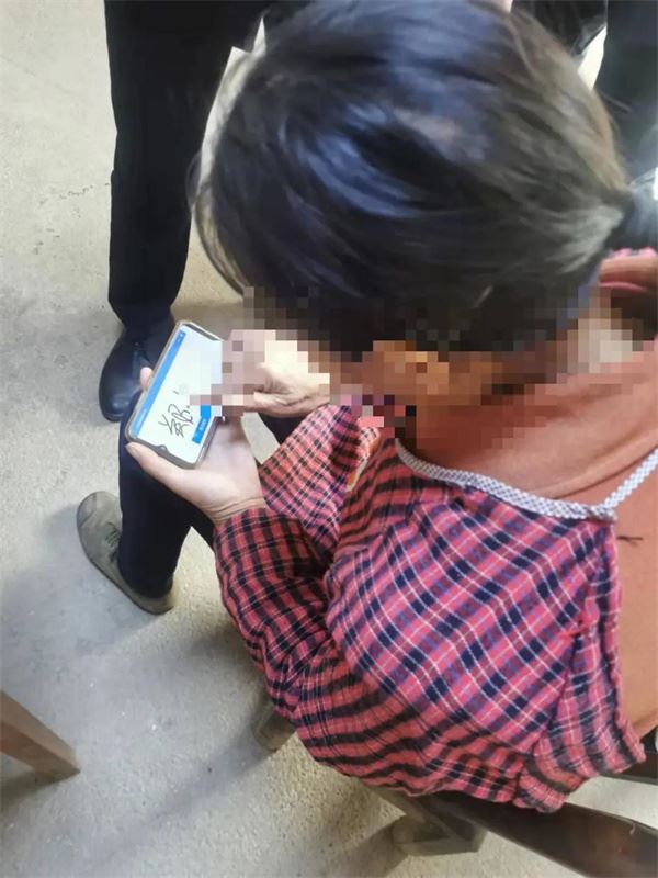 通过手机参与庭审.jpg