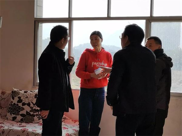 法官入户调解.jpg