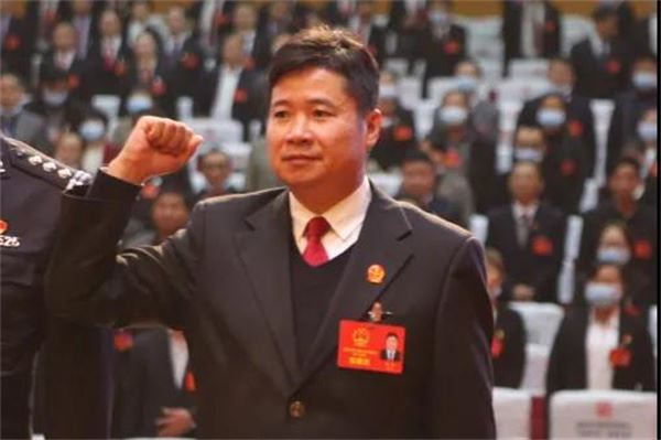 骆伟同志进行宪法宣誓.jpg