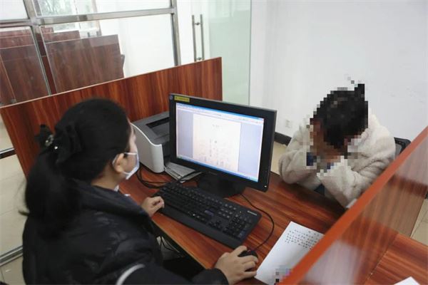 法官对李某某进行训诫.jpg