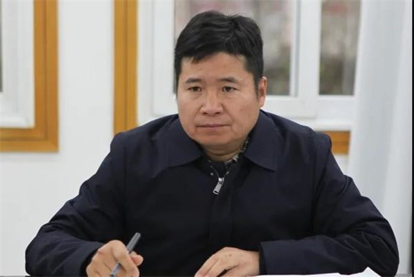 骆伟同志主持会议.jpg