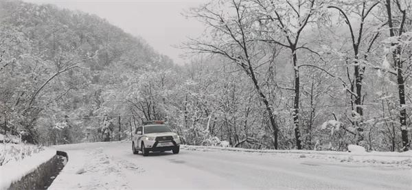 山间公路上积着厚厚的雪.jpg