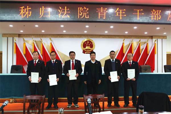 骆伟为指导老师颁发任命书.jpg