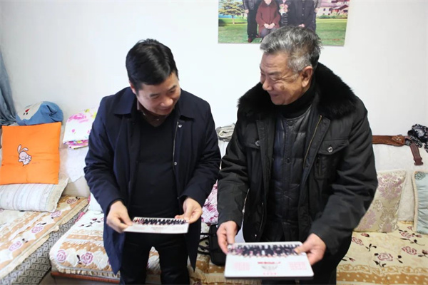 老干部向院党组赠礼.jpg
