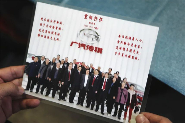 老干部的赠礼.jpg
