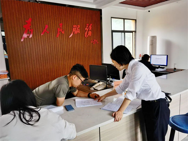 法官来到现场调查.jpg